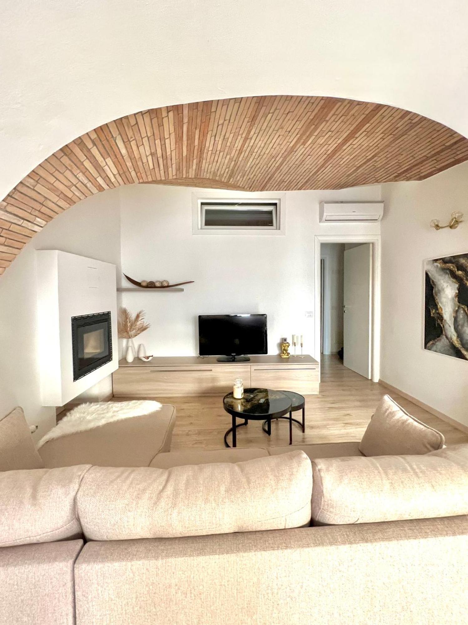 L'Arco Sul Lago • Gold Apartment Castro  ภายนอก รูปภาพ